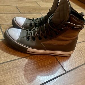 Converse Chuck Taylor size 9 fall/winter